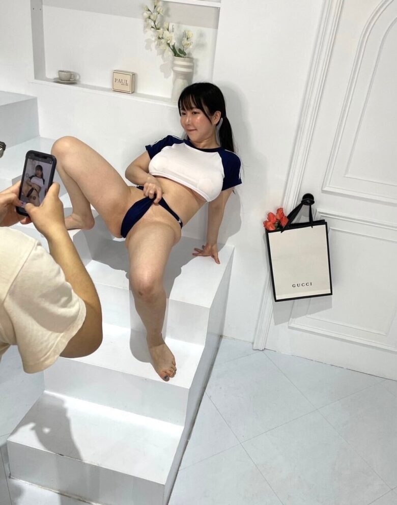 撮影会のスタジオでモデルを撮る様子