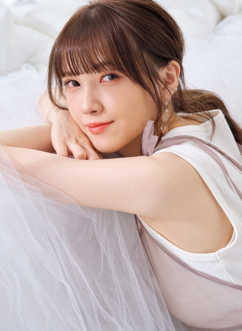 鬼頭明里さんのグラビア写真 2