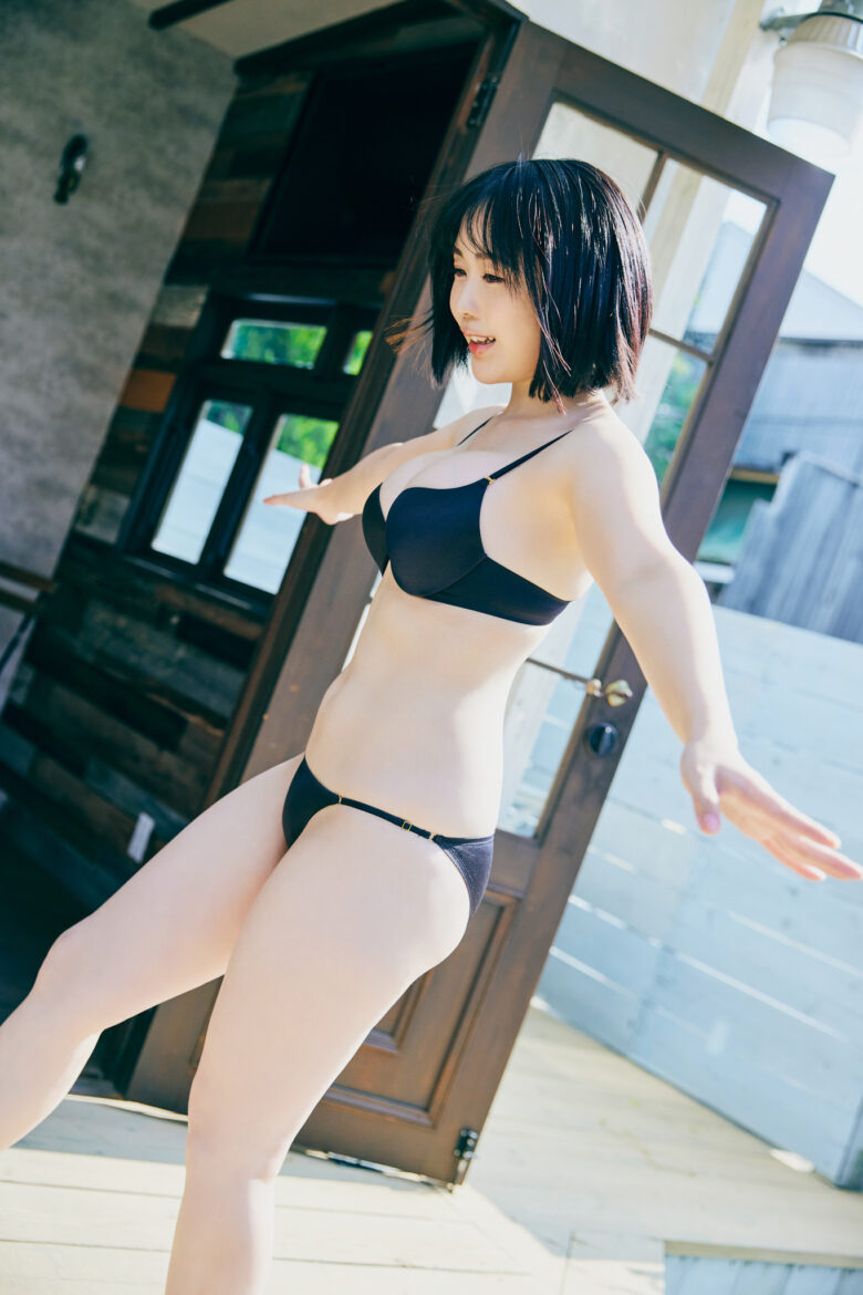 夜道雪さんのグラビア写真 8